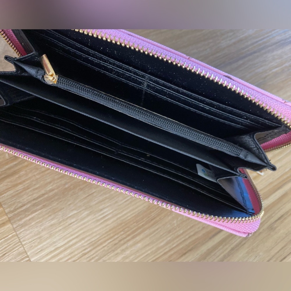 ❤️❤️NWOT Vancouver Pink Playful Otters Full Size Zippered Wallet - Picture 3 of 5